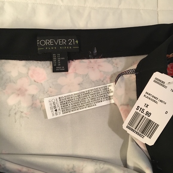 Forever 21 black floral skirt NWT size 1x - Picture 3 of 5